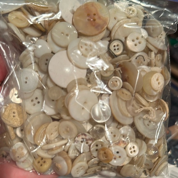 Bag of assorted white and cream colored buttons - Picture 1 of 2